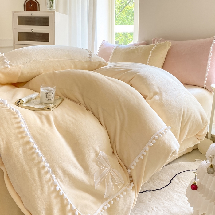 91家纺网 家纺一手货源 找家纺 七七家纺 2026新款亲肤舒适小毛球牛奶绒四件套 鹅黄