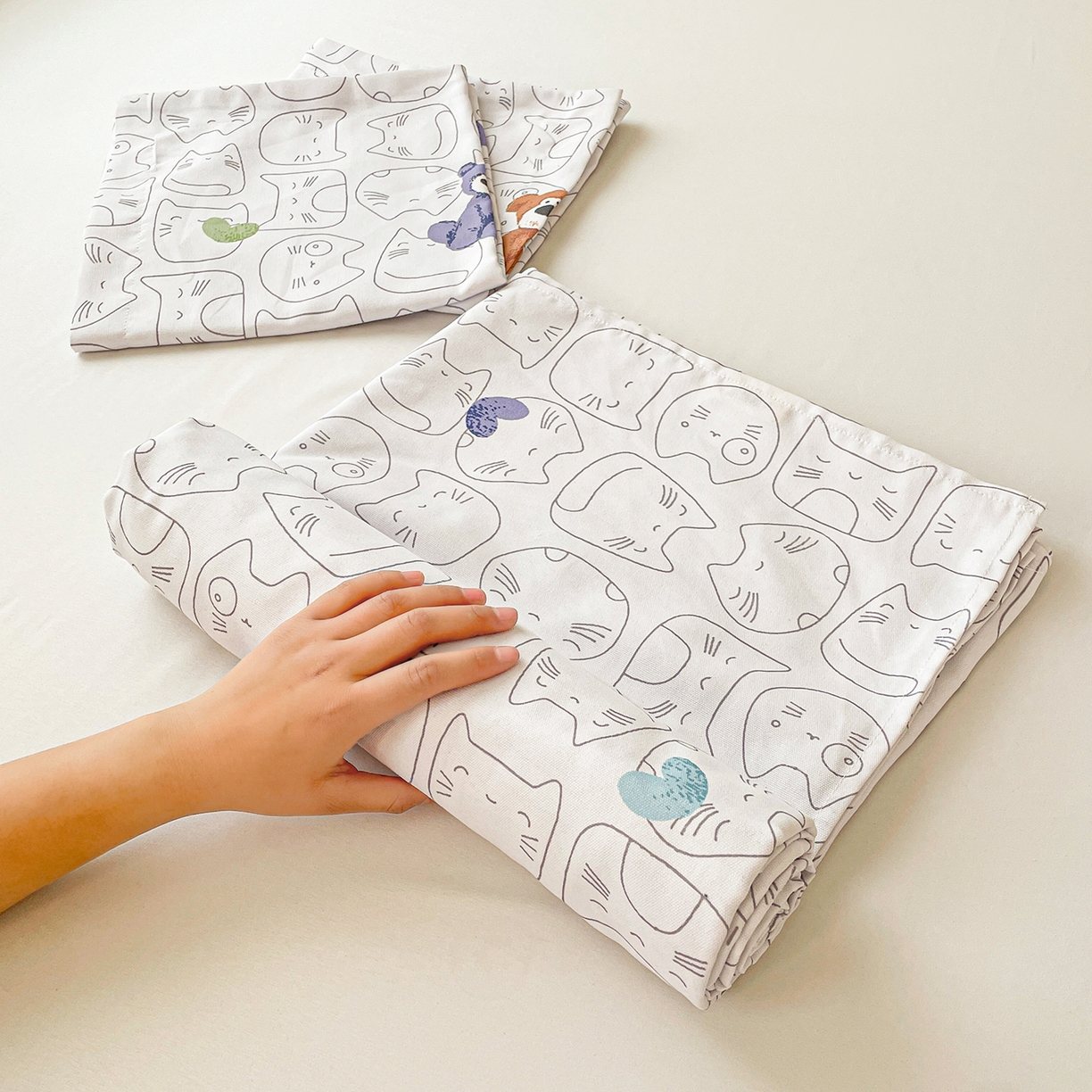 91家纺网 家纺一手货源 找家纺 纽缦家纺 2026新款舒适透气细沙卡通印花老粗布床单凉席席子 卡洛熊-灰