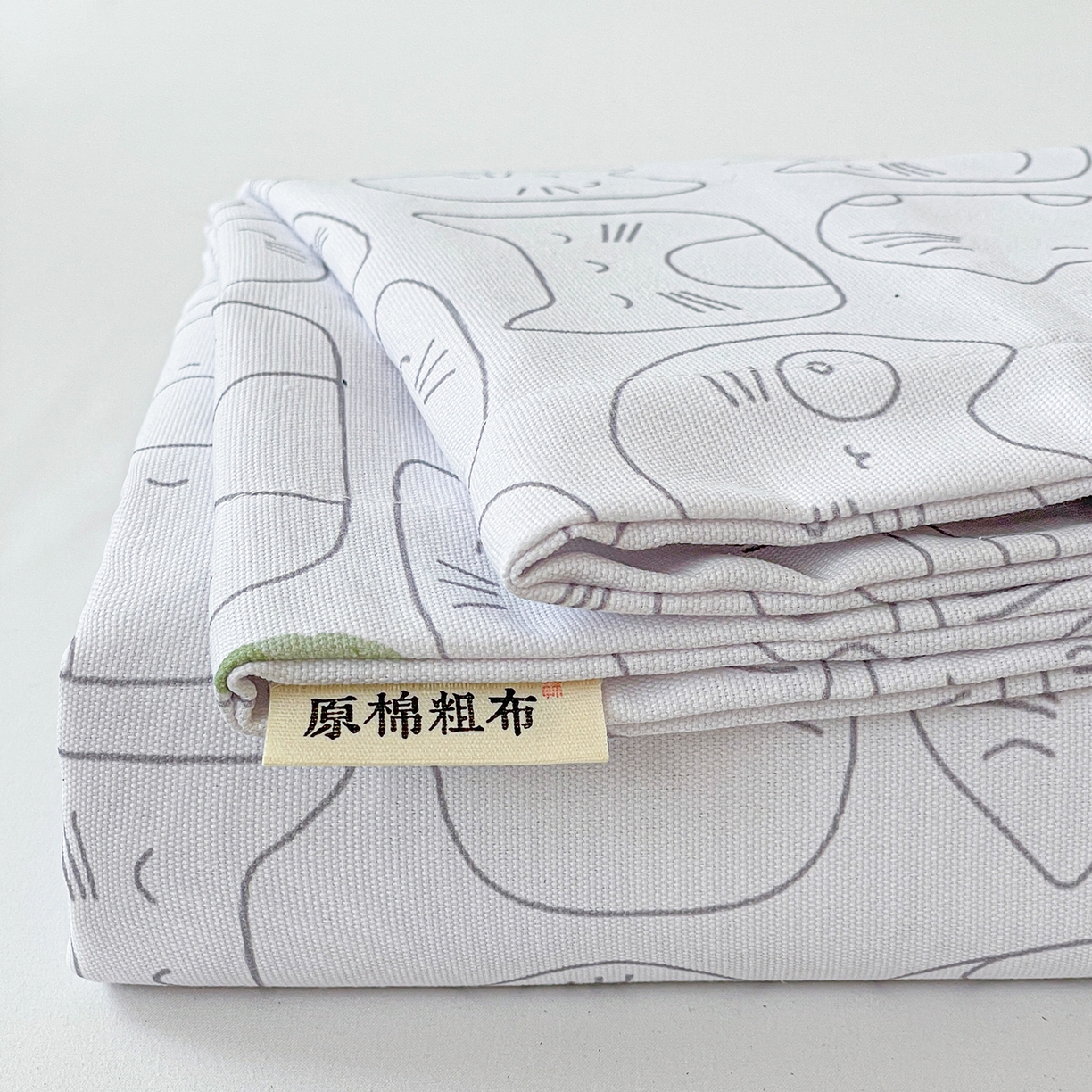 91家纺网 家纺一手货源 找家纺 纽缦家纺 2026新款舒适透气细沙卡通印花老粗布床单凉席席子 卡洛熊-灰