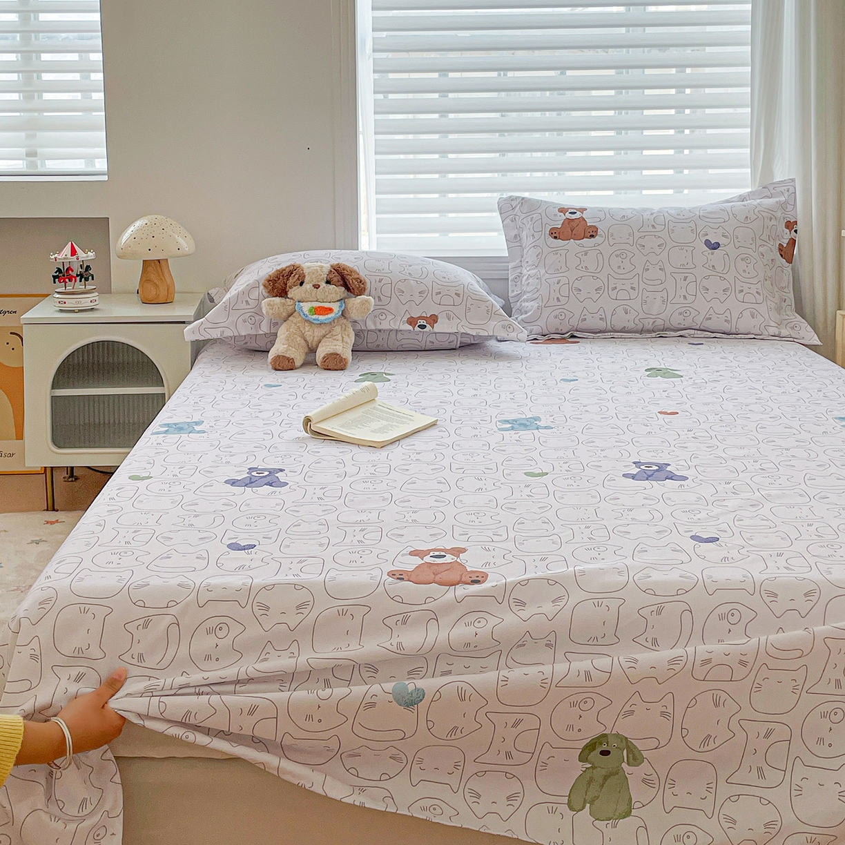 91家纺网 家纺一手货源 找家纺 纽缦家纺 2026新款舒适透气细沙卡通印花老粗布床单凉席席子 卡洛熊-灰