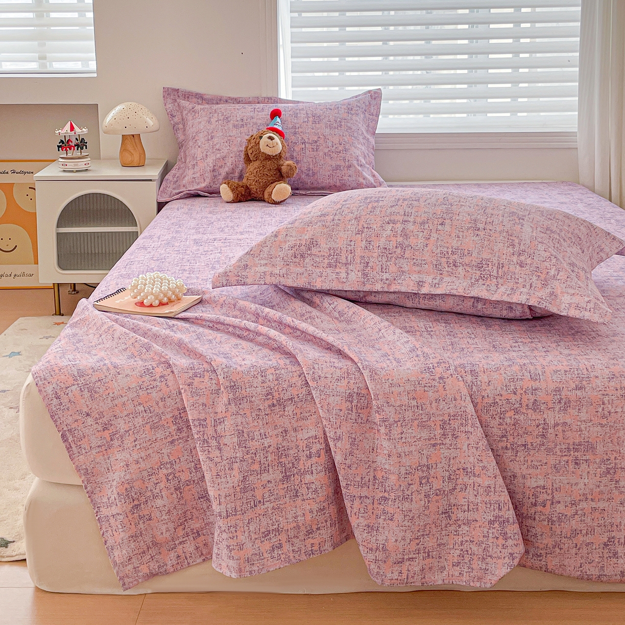 91家纺网 家纺一手货源 找家纺 纽缦家纺 2026新款舒适透气细沙卡通印花老粗布床单凉席席子 洛文-紫