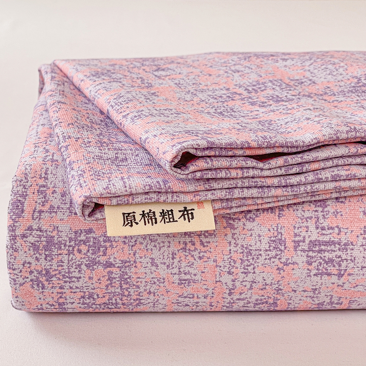 91家纺网 家纺一手货源 找家纺 纽缦家纺 2026新款舒适透气细沙卡通印花老粗布床单凉席席子 洛文-紫