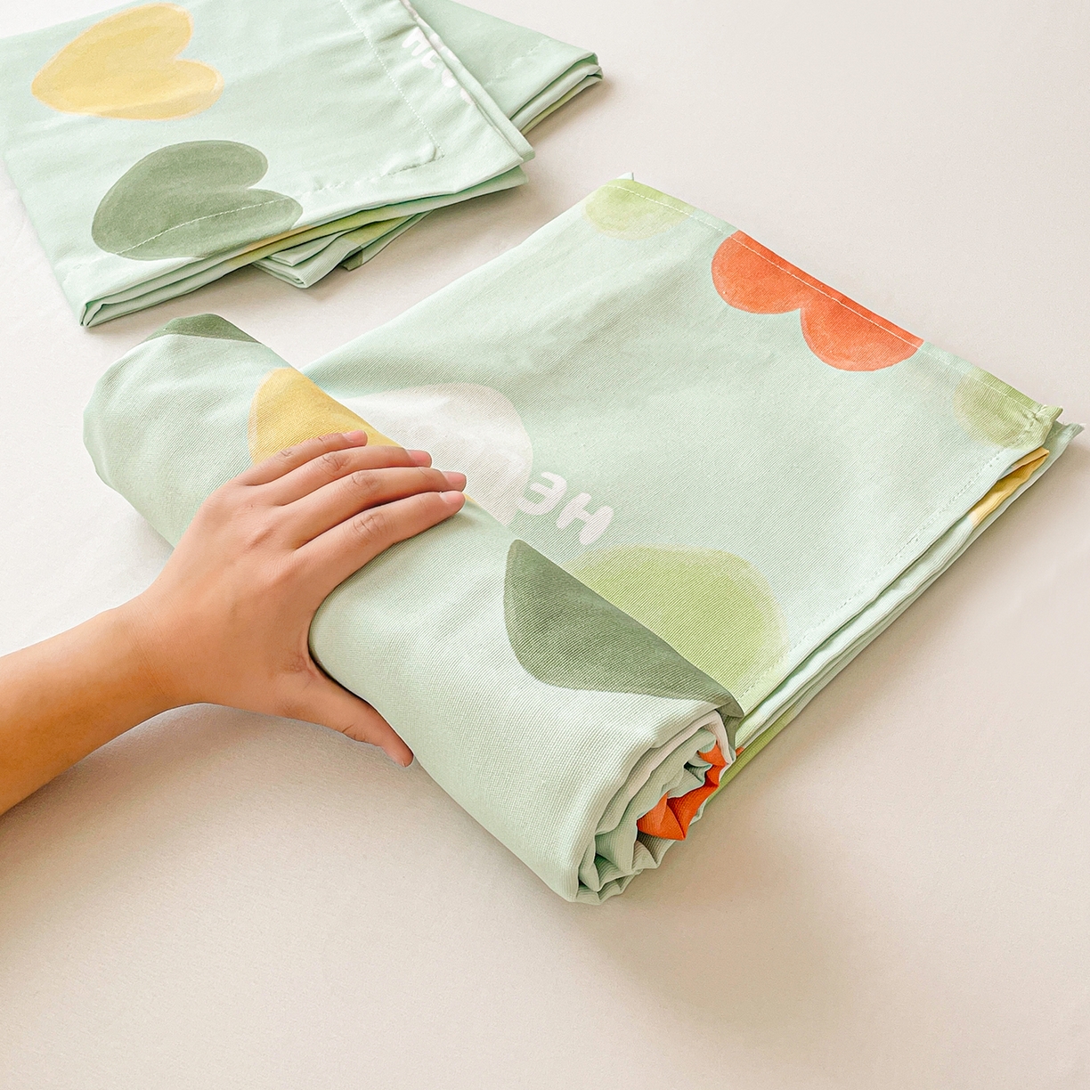 91家纺网 家纺一手货源 找家纺 纽缦家纺 2026新款舒适透气细沙卡通印花老粗布床单凉席席子 玛卡爱心-绿