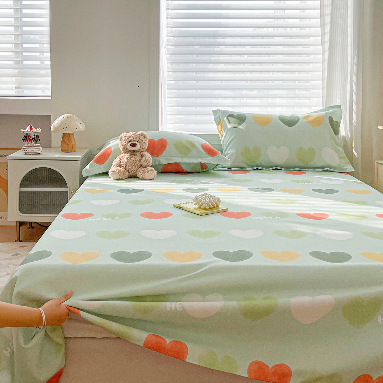 91家纺网 家纺一手货源 找家纺 纽缦家纺 2026新款舒适透气细沙卡通印花老粗布床单凉席席子 玛卡爱心-绿