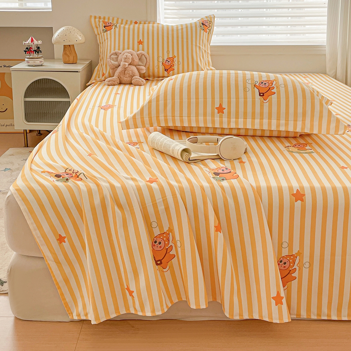 91家纺网 家纺一手货源 找家纺 纽缦家纺 2026新款舒适透气细沙卡通印花老粗布床单凉席席子 魔法星空-黄