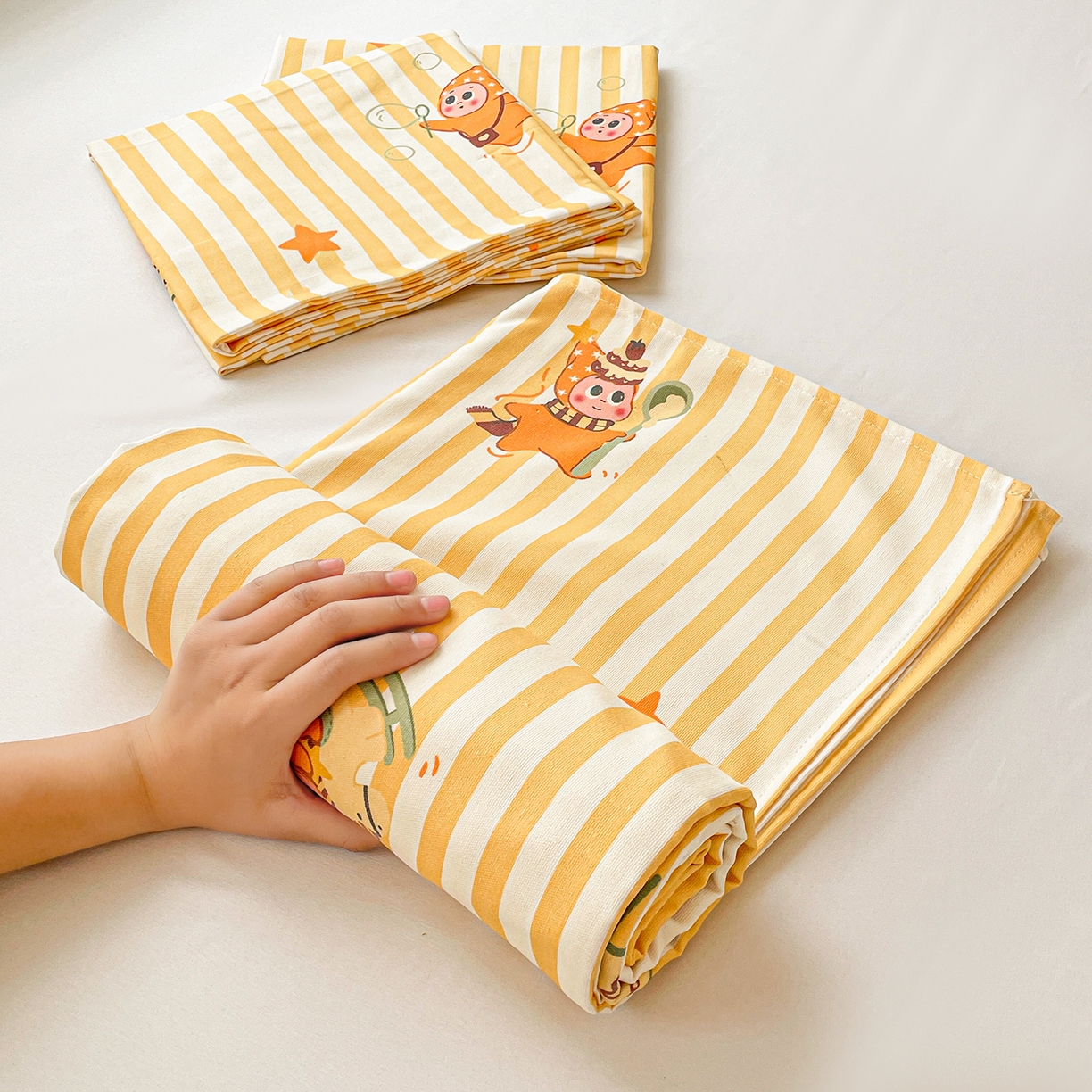 91家纺网 家纺一手货源 找家纺 纽缦家纺 2026新款舒适透气细沙卡通印花老粗布床单凉席席子 魔法星空-黄