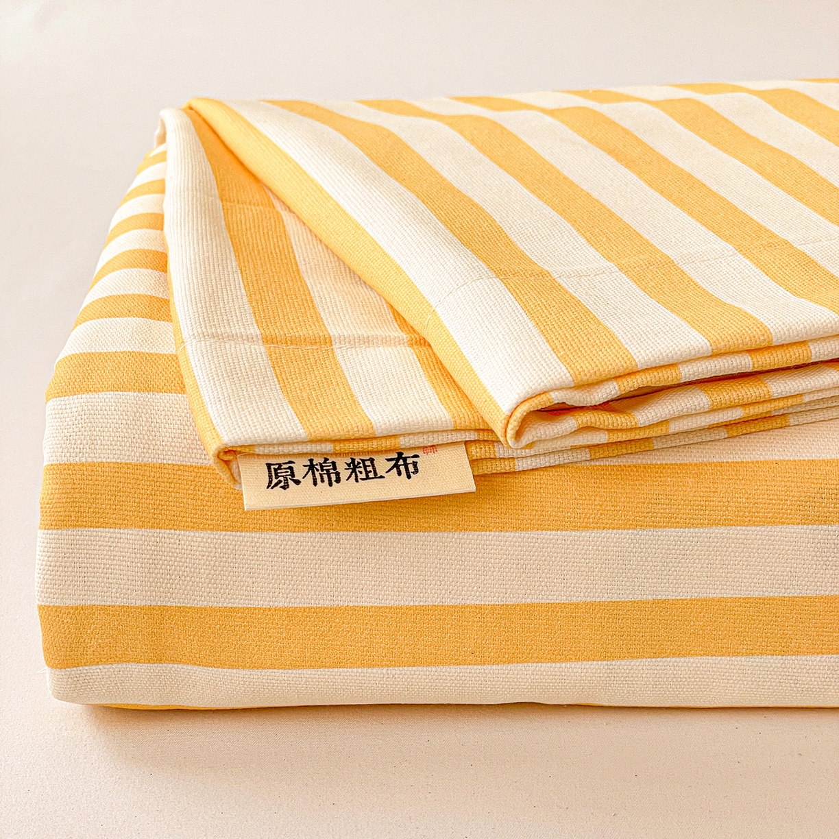 91家纺网 家纺一手货源 找家纺 纽缦家纺 2026新款舒适透气细沙卡通印花老粗布床单凉席席子 魔法星空-黄