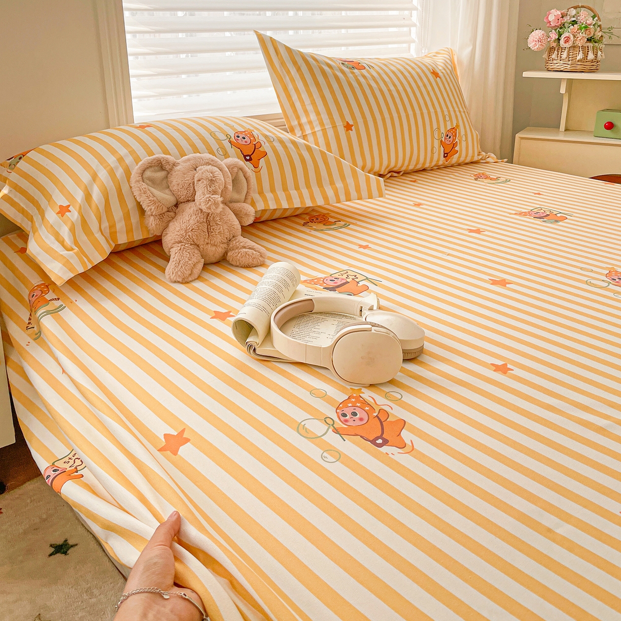 91家纺网 家纺一手货源 找家纺 纽缦家纺 2026新款舒适透气细沙卡通印花老粗布床单凉席席子 魔法星空-黄