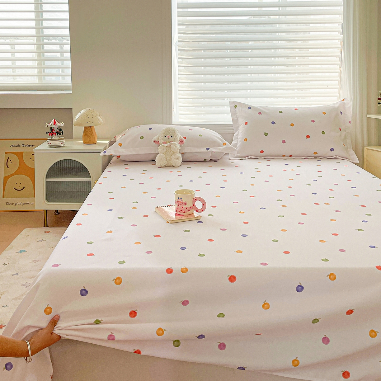 91家纺网 家纺一手货源 找家纺 纽缦家纺 2026新款舒适透气细沙卡通印花老粗布床单凉席席子 七彩苹果-米