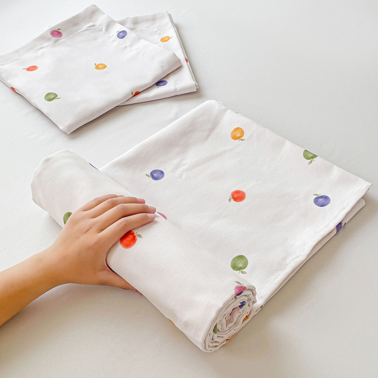 91家纺网 家纺一手货源 找家纺 纽缦家纺 2026新款舒适透气细沙卡通印花老粗布床单凉席席子 七彩苹果-米