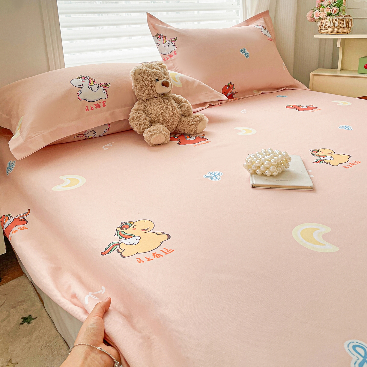 91家纺网 家纺一手货源 找家纺 纽缦家纺 2026新款舒适透气细沙卡通印花老粗布床单凉席席子 七彩小马-桔