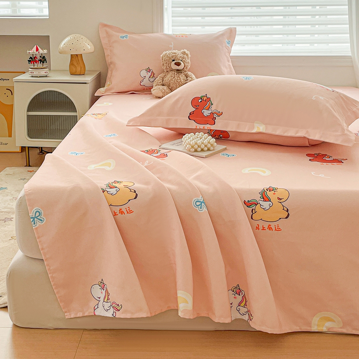 91家纺网 家纺一手货源 找家纺 纽缦家纺 2026新款舒适透气细沙卡通印花老粗布床单凉席席子 七彩小马-桔