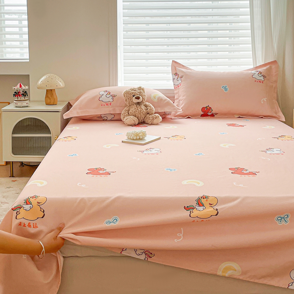 91家纺网 家纺一手货源 找家纺 纽缦家纺 2026新款舒适透气细沙卡通印花老粗布床单凉席席子 七彩小马-桔