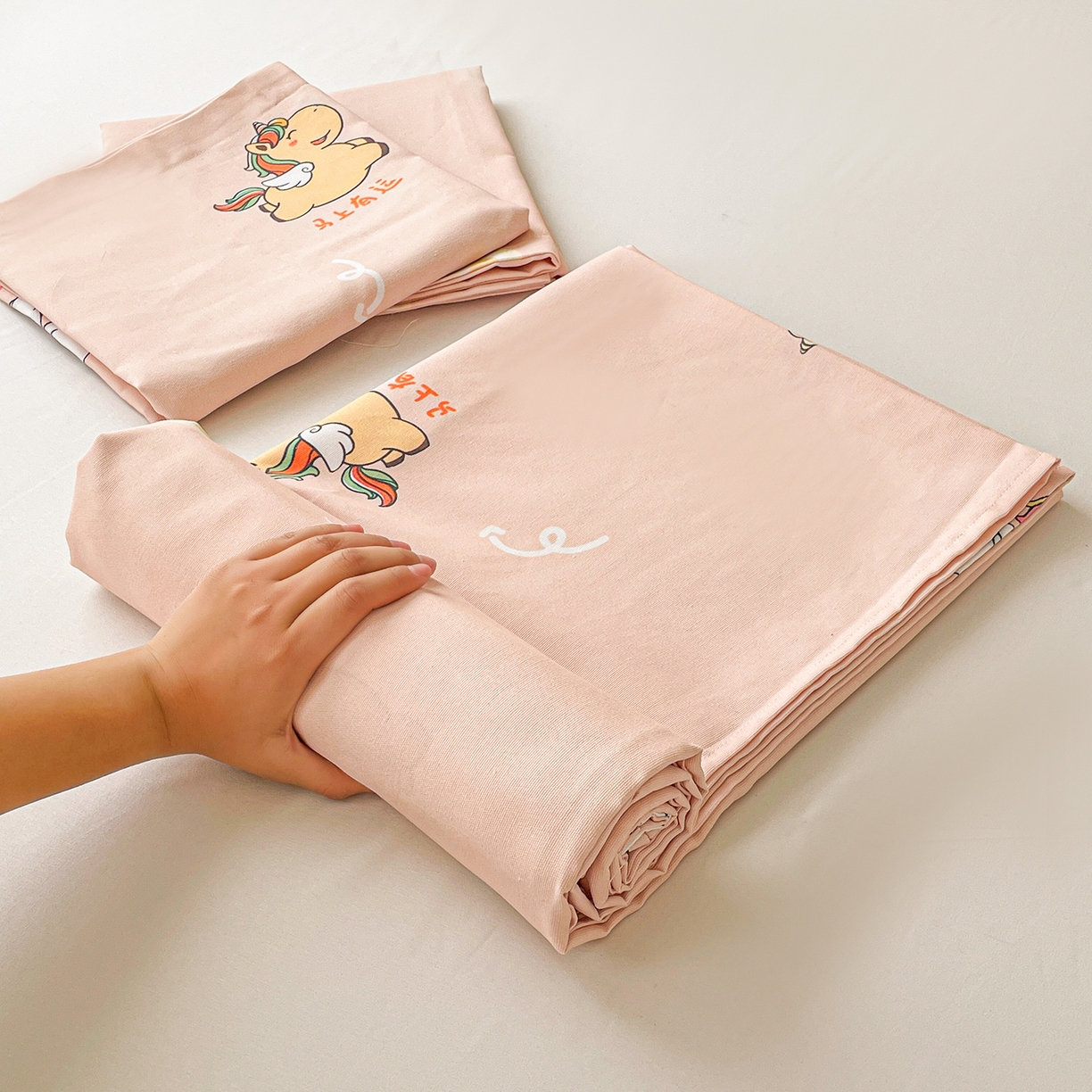 91家纺网 家纺一手货源 找家纺 纽缦家纺 2026新款舒适透气细沙卡通印花老粗布床单凉席席子 七彩小马-桔