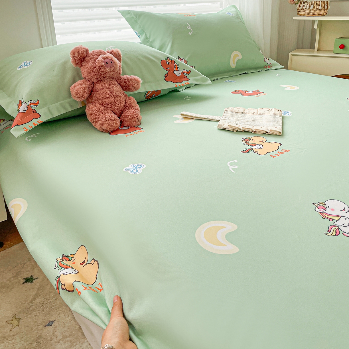 91家纺网 家纺一手货源 找家纺 纽缦家纺 2026新款舒适透气细沙卡通印花老粗布床单凉席席子 七彩小马-绿