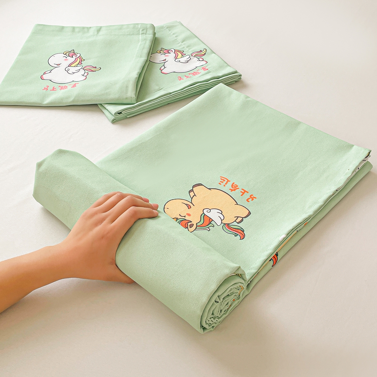 91家纺网 家纺一手货源 找家纺 纽缦家纺 2026新款舒适透气细沙卡通印花老粗布床单凉席席子 七彩小马-绿