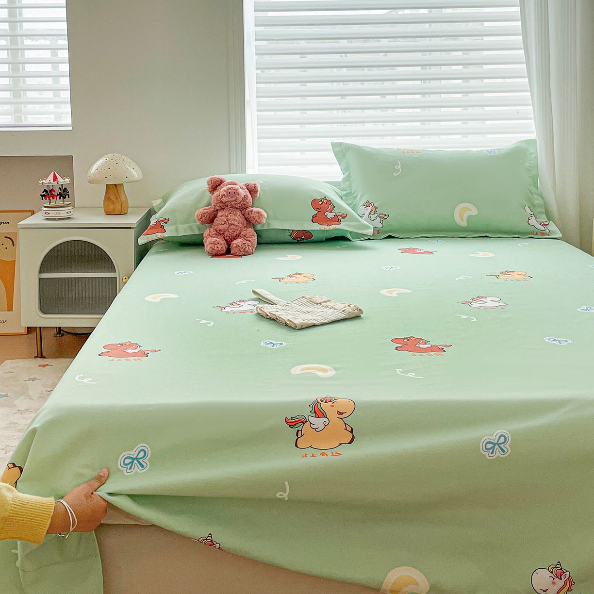 91家纺网 家纺一手货源 找家纺 纽缦家纺 2026新款舒适透气细沙卡通印花老粗布床单凉席席子 七彩小马-绿