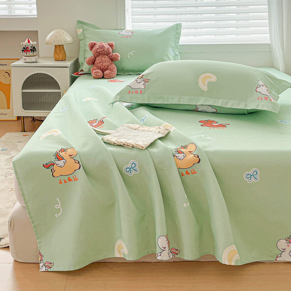 91家纺网 家纺一手货源 找家纺 纽缦家纺 2026新款舒适透气细沙卡通印花老粗布床单凉席席子 七彩小马-绿