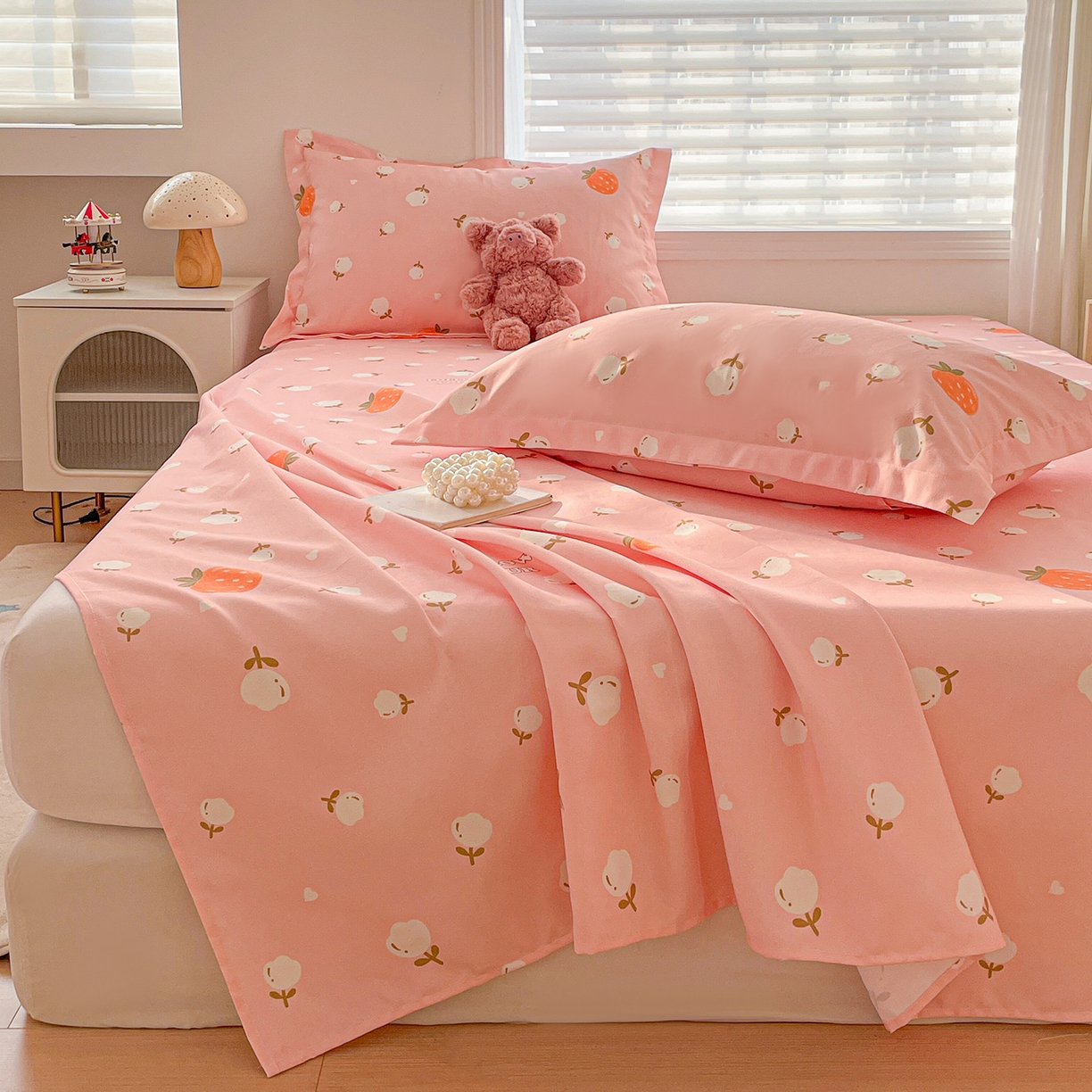 91家纺网 家纺一手货源 找家纺 纽缦家纺 2026新款舒适透气细沙卡通印花老粗布床单凉席席子 清香莓果-粉