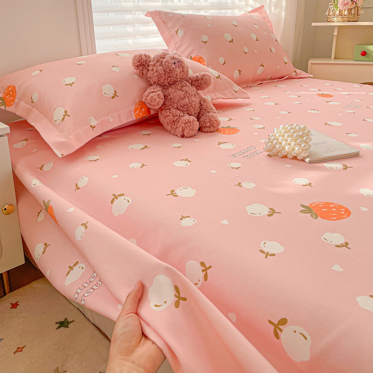 91家纺网 家纺一手货源 找家纺 纽缦家纺 2026新款舒适透气细沙卡通印花老粗布床单凉席席子 清香莓果-粉