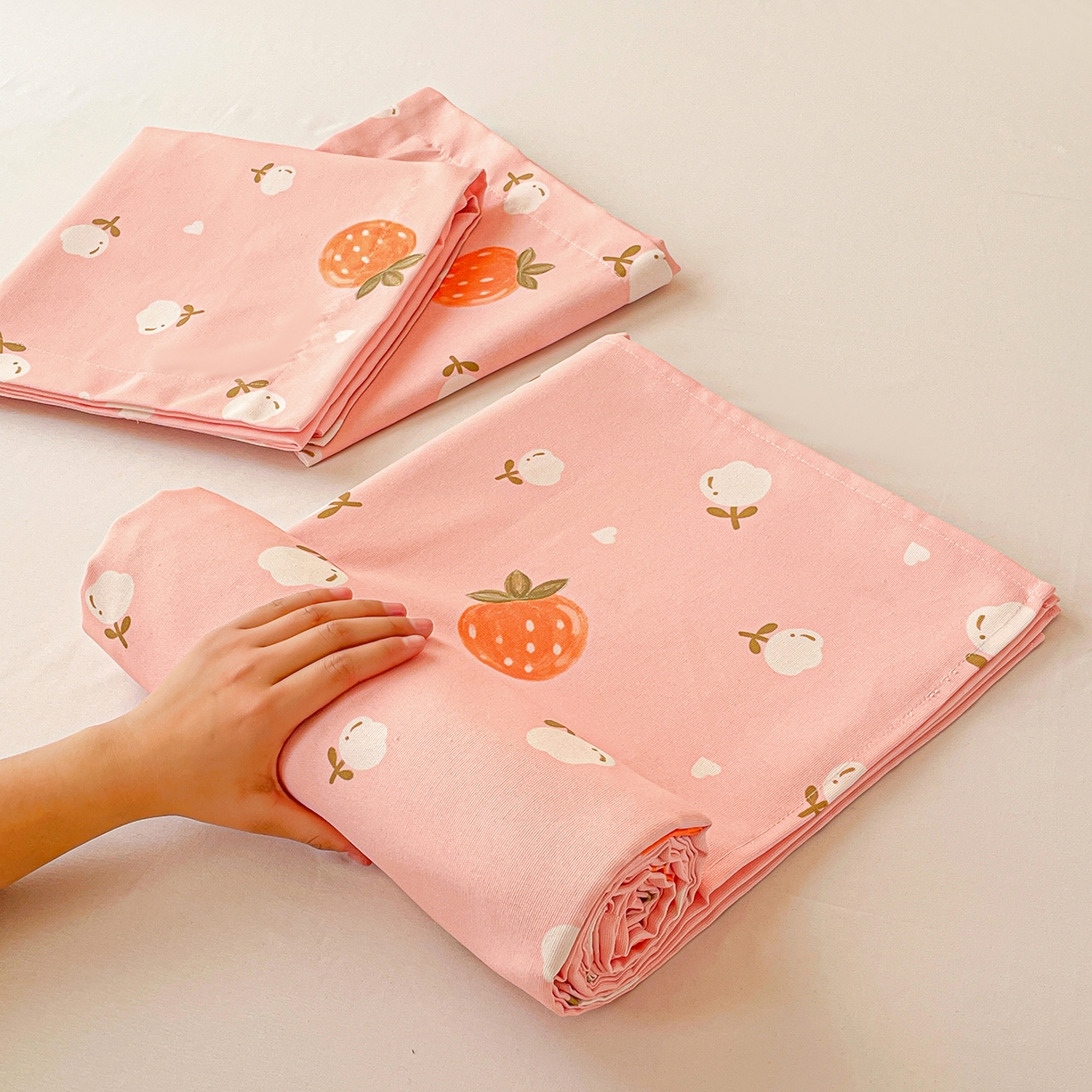 91家纺网 家纺一手货源 找家纺 纽缦家纺 2026新款舒适透气细沙卡通印花老粗布床单凉席席子 清香莓果-粉