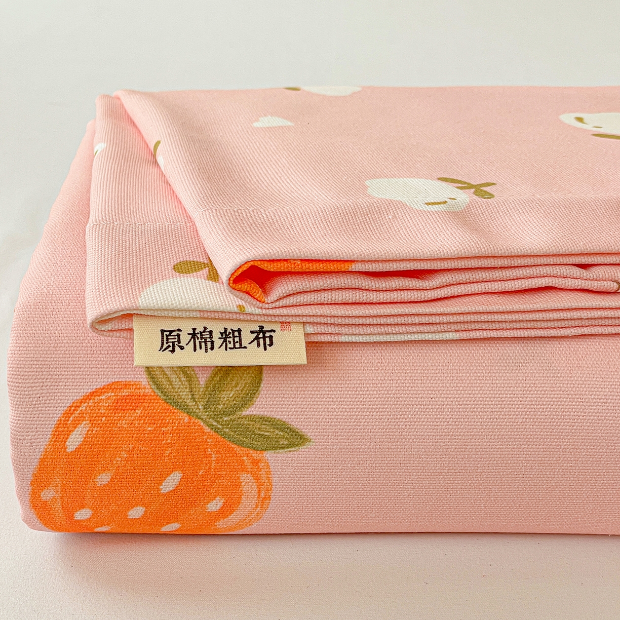 91家纺网 家纺一手货源 找家纺 纽缦家纺 2026新款舒适透气细沙卡通印花老粗布床单凉席席子 清香莓果-粉