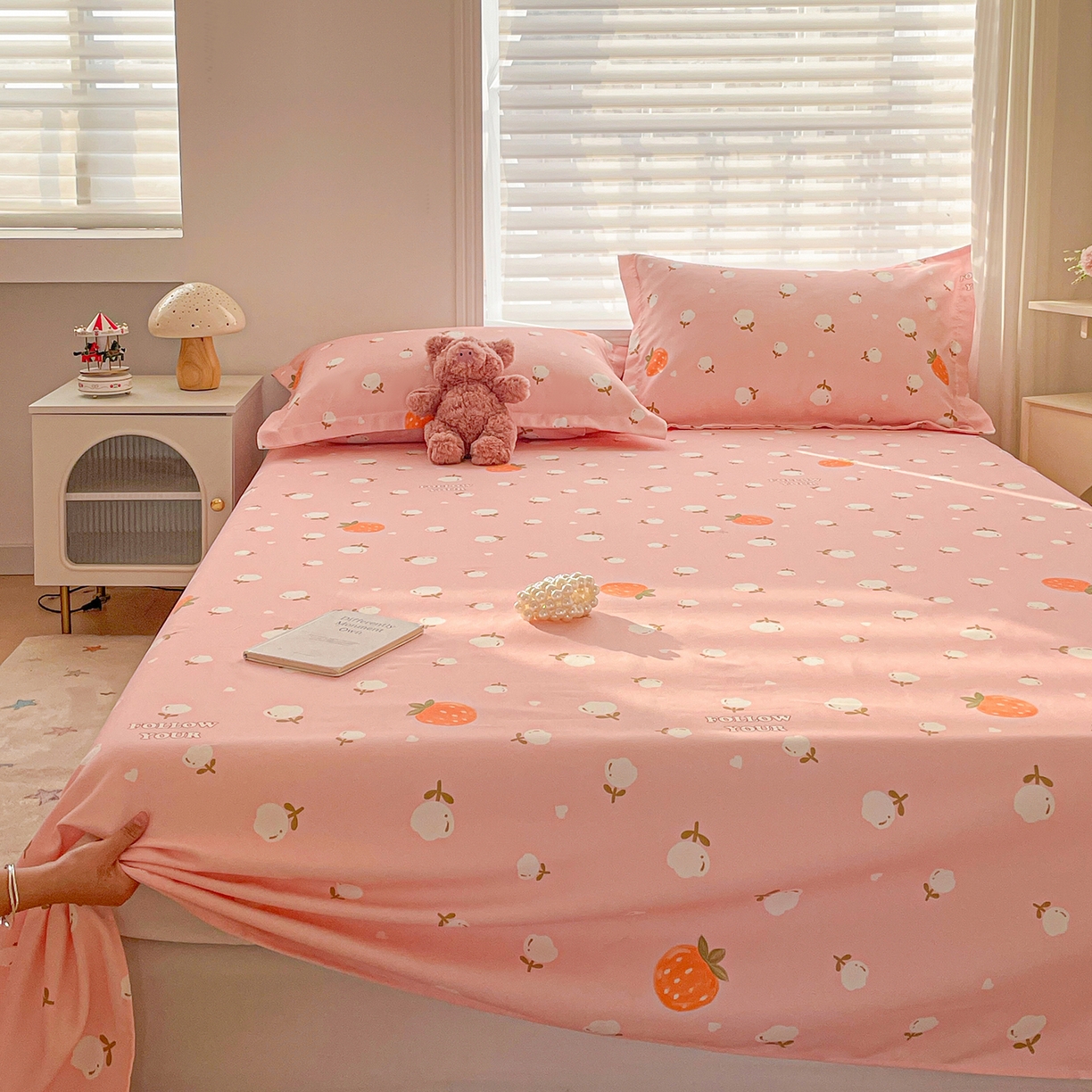 91家纺网 家纺一手货源 找家纺 纽缦家纺 2026新款舒适透气细沙卡通印花老粗布床单凉席席子 清香莓果-粉