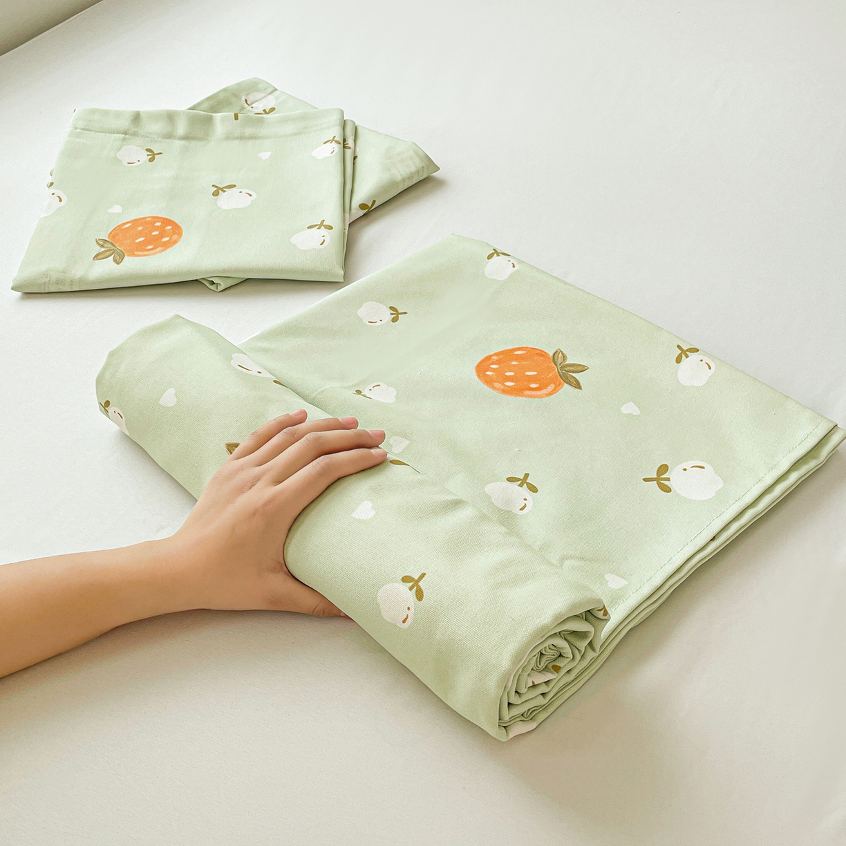 91家纺网 家纺一手货源 找家纺 纽缦家纺 2026新款舒适透气细沙卡通印花老粗布床单凉席席子 清香莓果-绿