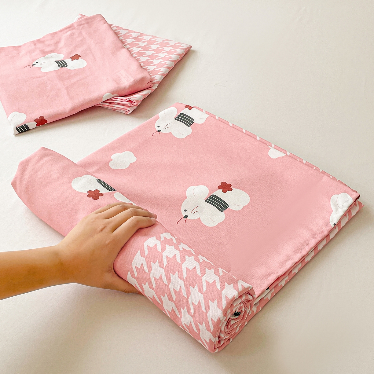 91家纺网 家纺一手货源 找家纺 纽缦家纺 2026新款舒适透气细沙卡通印花老粗布床单凉席席子 田园小兔-粉