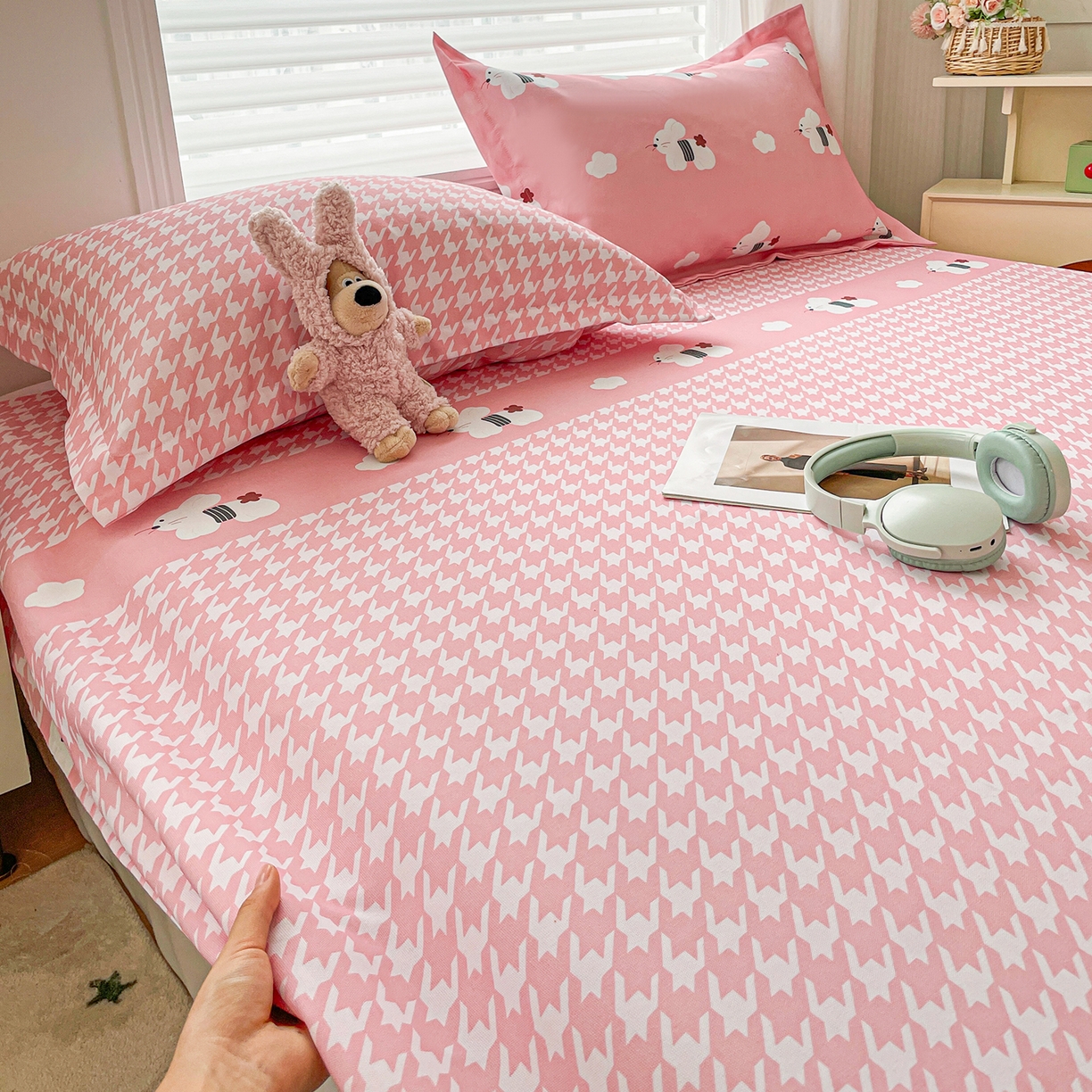 91家纺网 家纺一手货源 找家纺 纽缦家纺 2026新款舒适透气细沙卡通印花老粗布床单凉席席子 田园小兔-粉