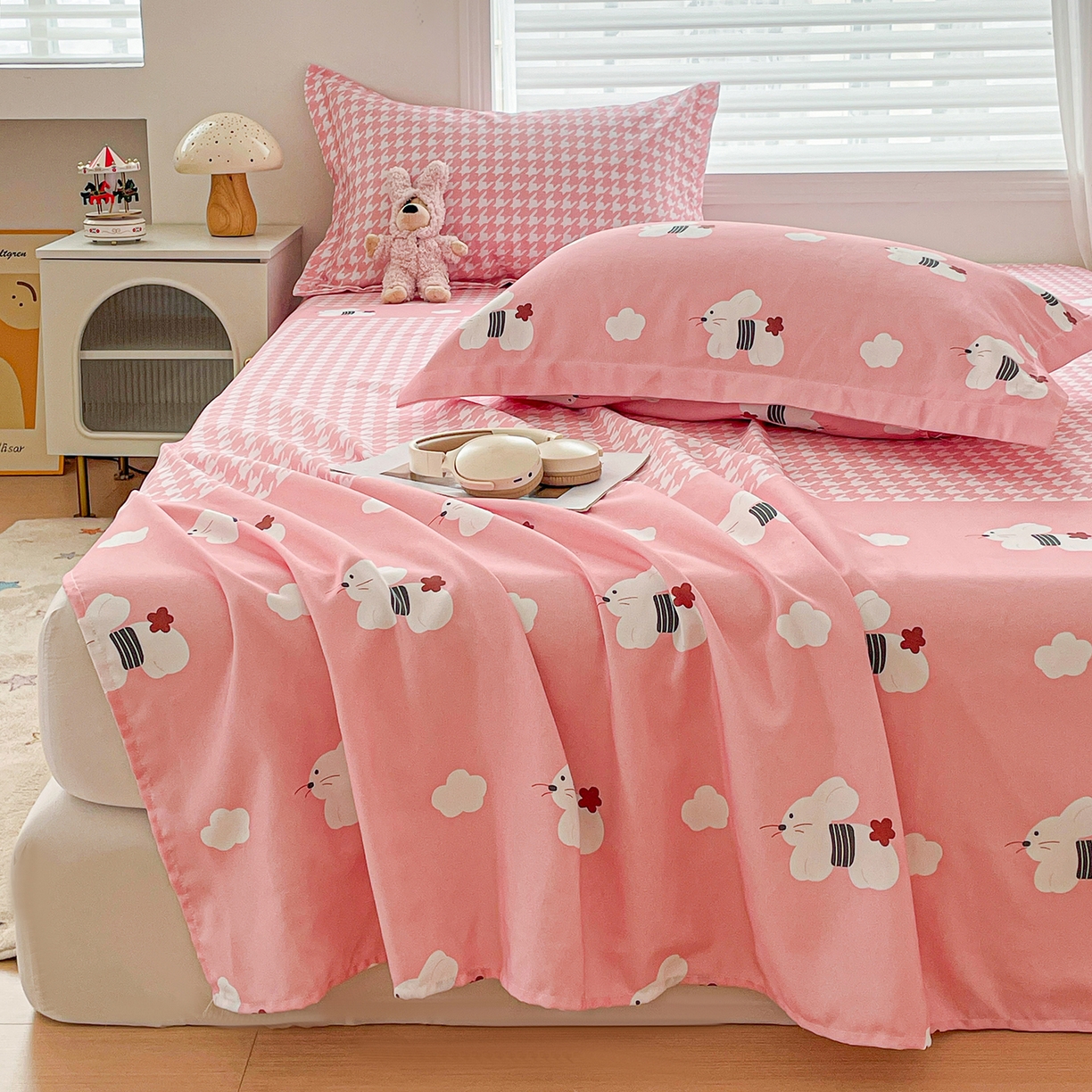 91家纺网 家纺一手货源 找家纺 纽缦家纺 2026新款舒适透气细沙卡通印花老粗布床单凉席席子 田园小兔-粉