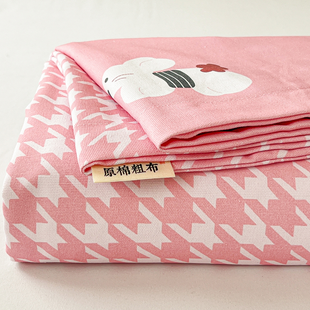 91家纺网 家纺一手货源 找家纺 纽缦家纺 2026新款舒适透气细沙卡通印花老粗布床单凉席席子 田园小兔-粉
