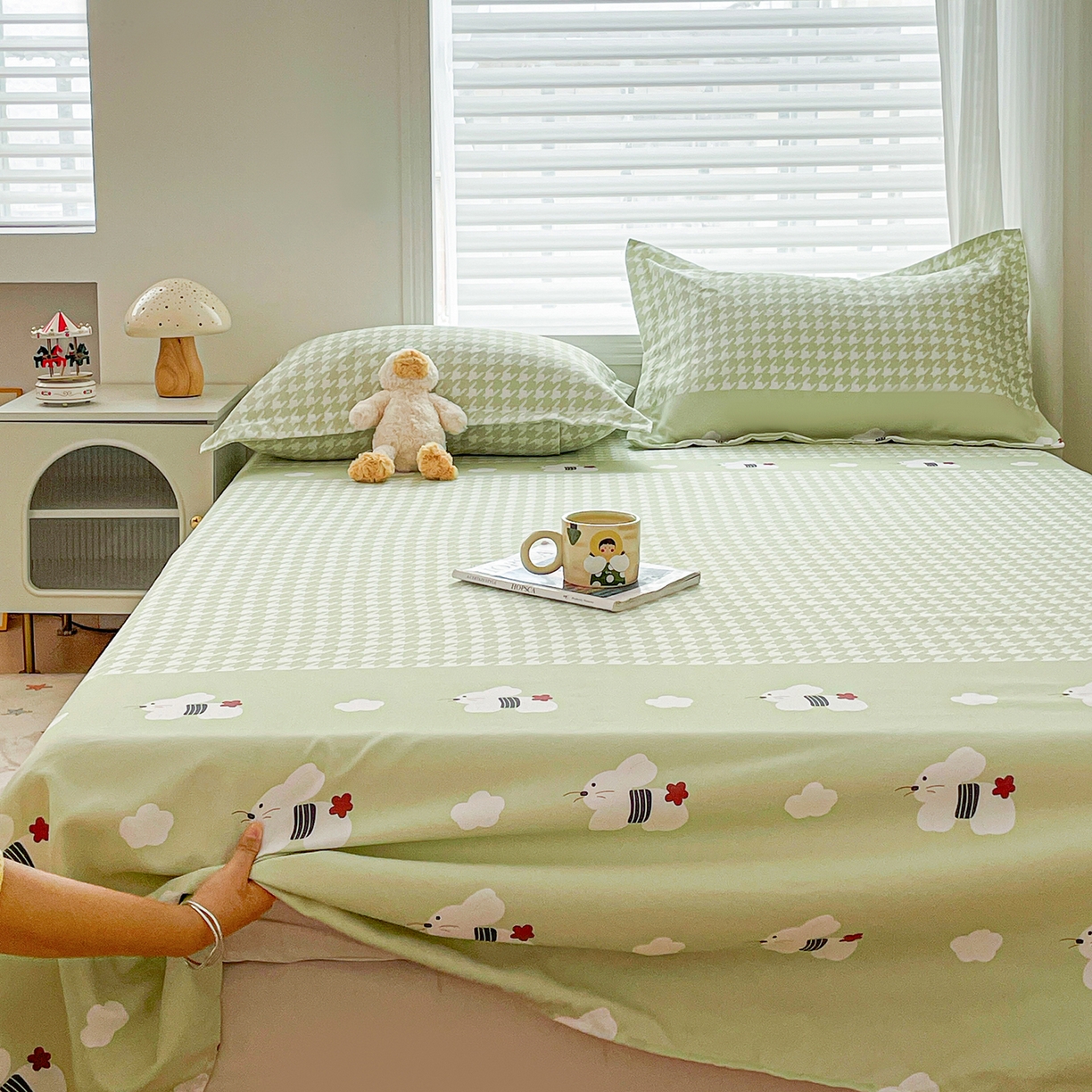 91家纺网 家纺一手货源 找家纺 纽缦家纺 2026新款舒适透气细沙卡通印花老粗布床单凉席席子 田园小兔-绿