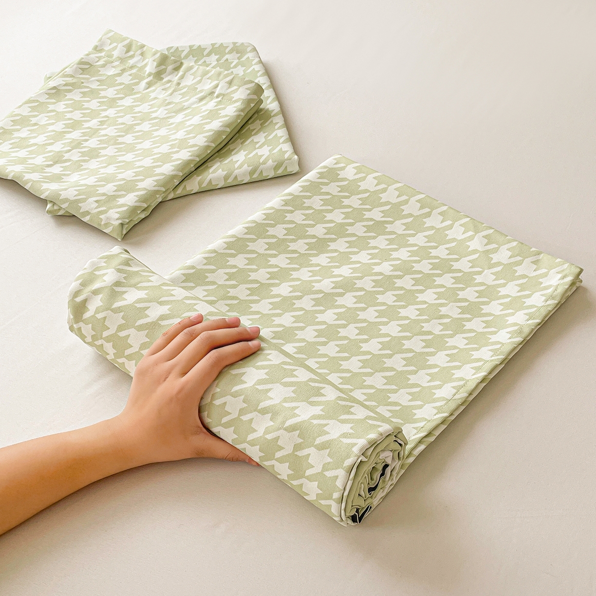 91家纺网 家纺一手货源 找家纺 纽缦家纺 2026新款舒适透气细沙卡通印花老粗布床单凉席席子 田园小兔-绿