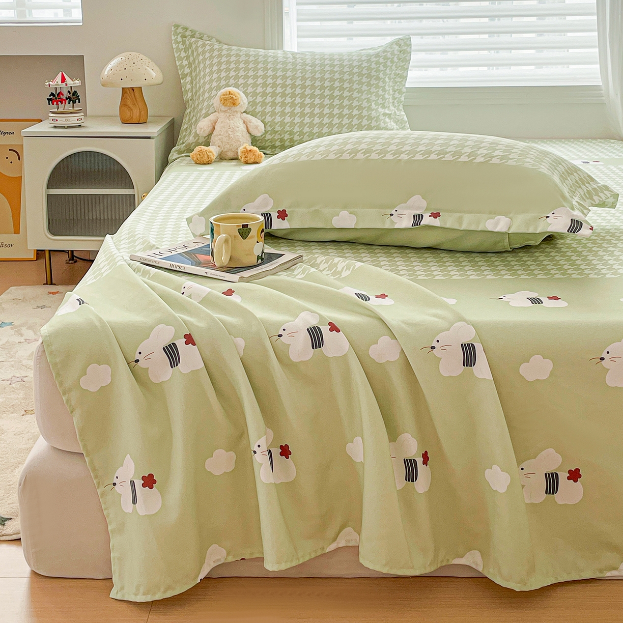 91家纺网 家纺一手货源 找家纺 纽缦家纺 2026新款舒适透气细沙卡通印花老粗布床单凉席席子 田园小兔-绿