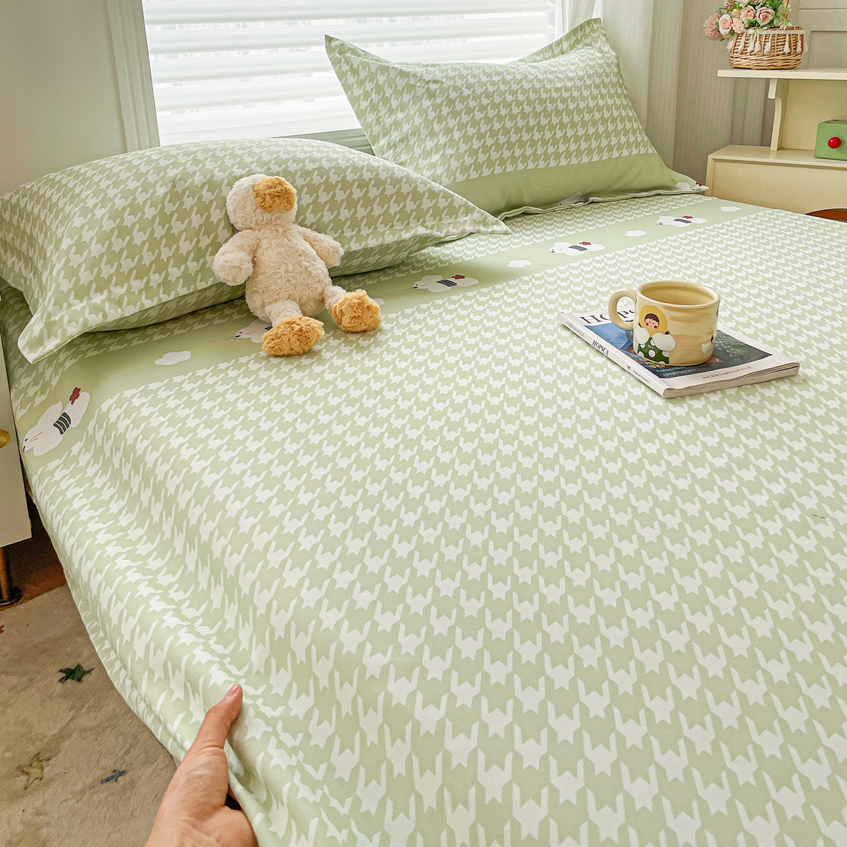 91家纺网 家纺一手货源 找家纺 纽缦家纺 2026新款舒适透气细沙卡通印花老粗布床单凉席席子 田园小兔-绿