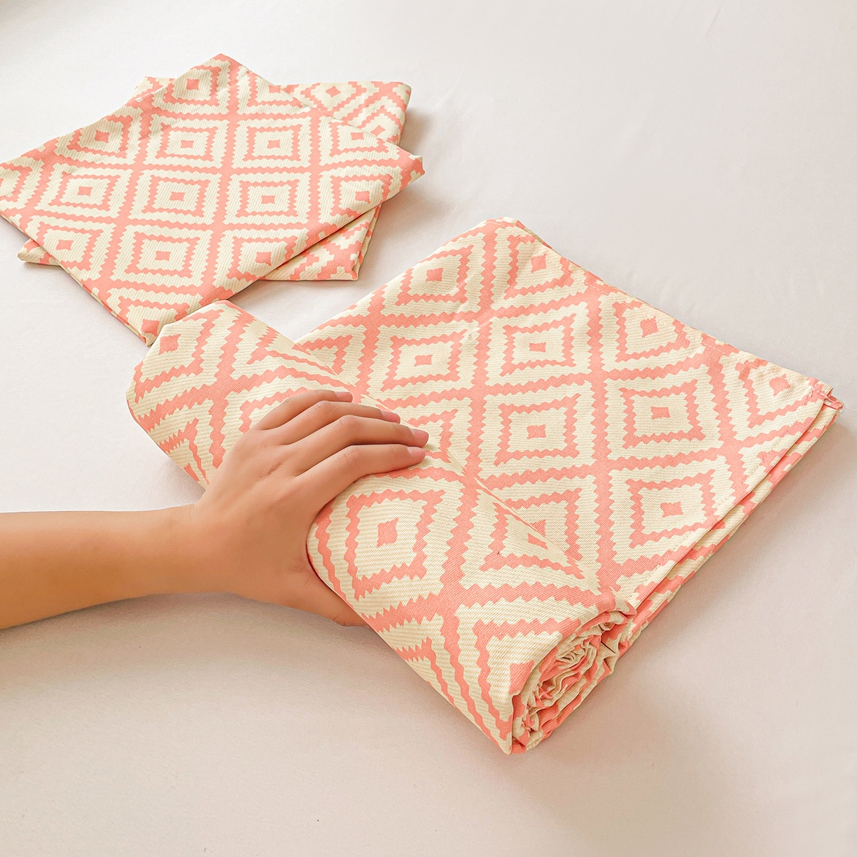 91家纺网 家纺一手货源 找家纺 纽缦家纺 2026新款舒适透气细沙卡通印花老粗布床单凉席席子 图文迷宫-黄