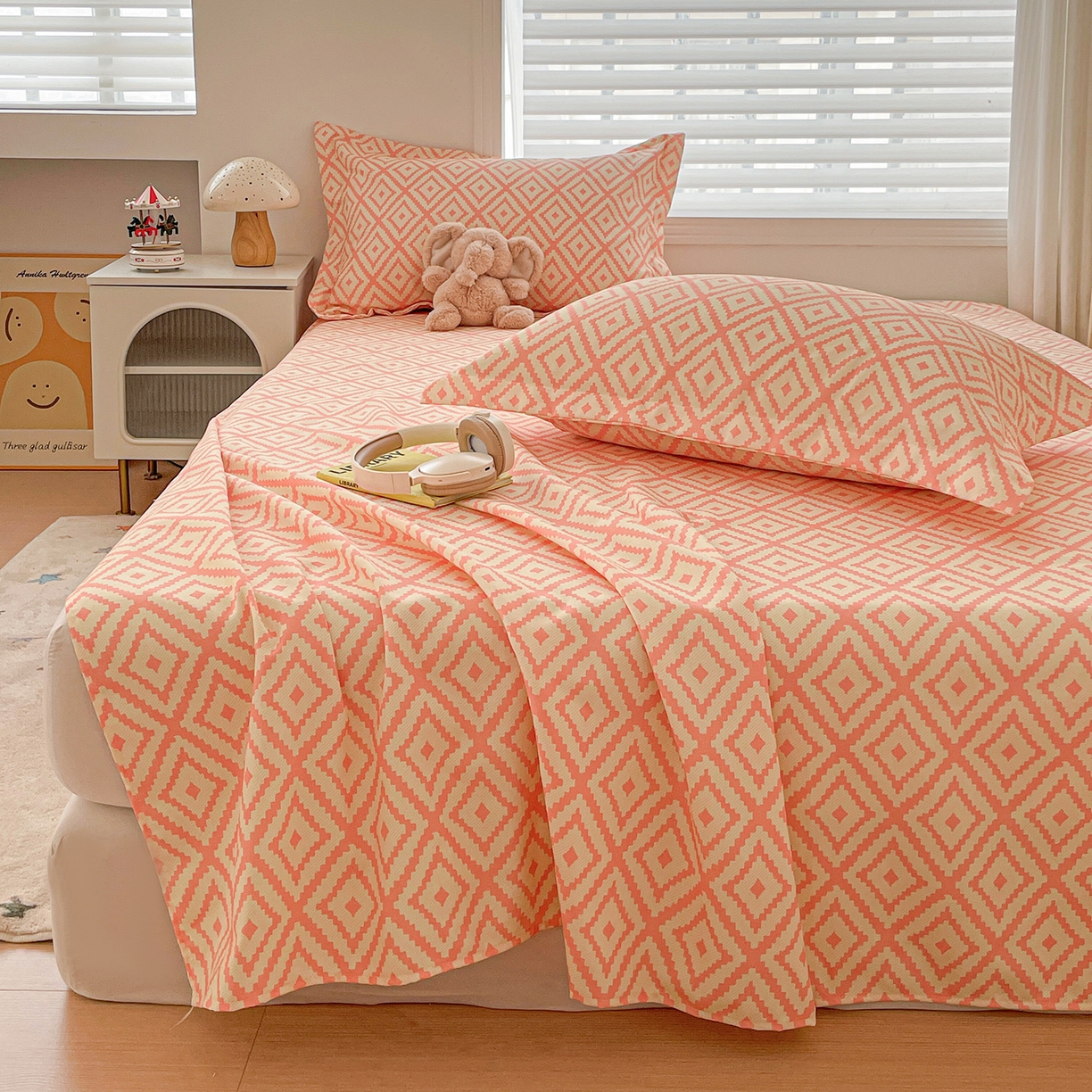 91家纺网 家纺一手货源 找家纺 纽缦家纺 2026新款舒适透气细沙卡通印花老粗布床单凉席席子 图文迷宫-黄