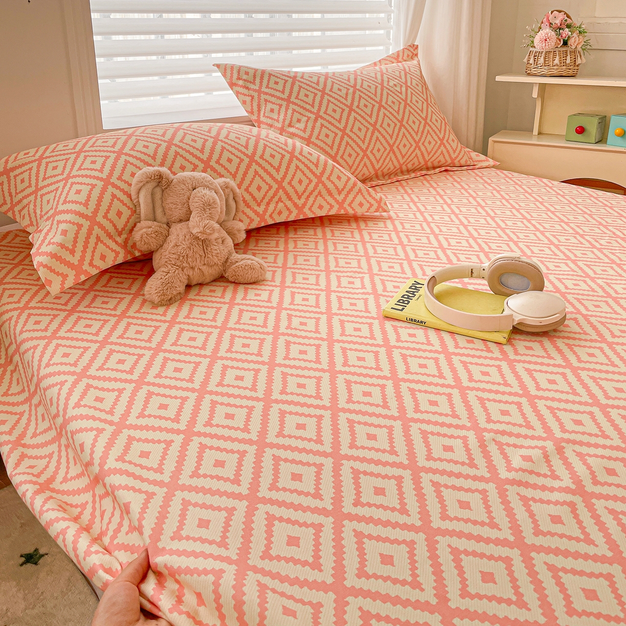 91家纺网 家纺一手货源 找家纺 纽缦家纺 2026新款舒适透气细沙卡通印花老粗布床单凉席席子 图文迷宫-黄