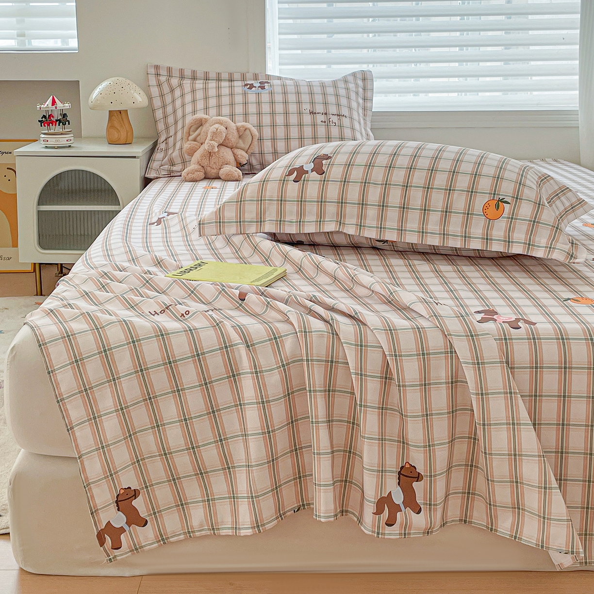 91家纺网 家纺一手货源 找家纺 纽缦家纺 2026新款舒适透气细沙卡通印花老粗布床单凉席席子 小木马-咖