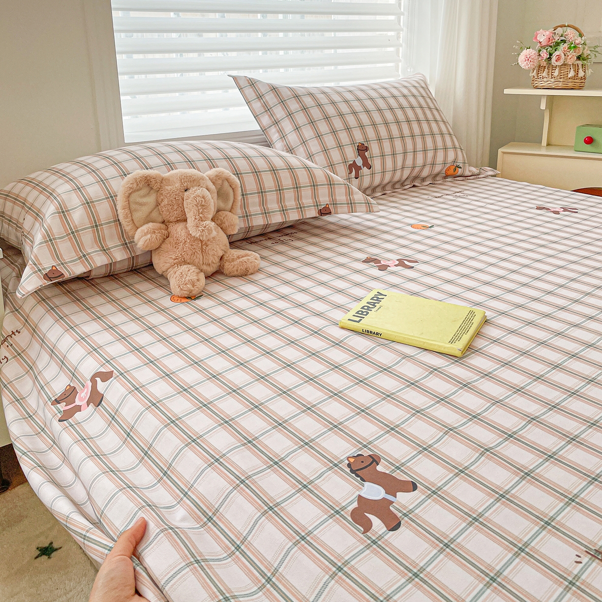 91家纺网 家纺一手货源 找家纺 纽缦家纺 2026新款舒适透气细沙卡通印花老粗布床单凉席席子 小木马-咖