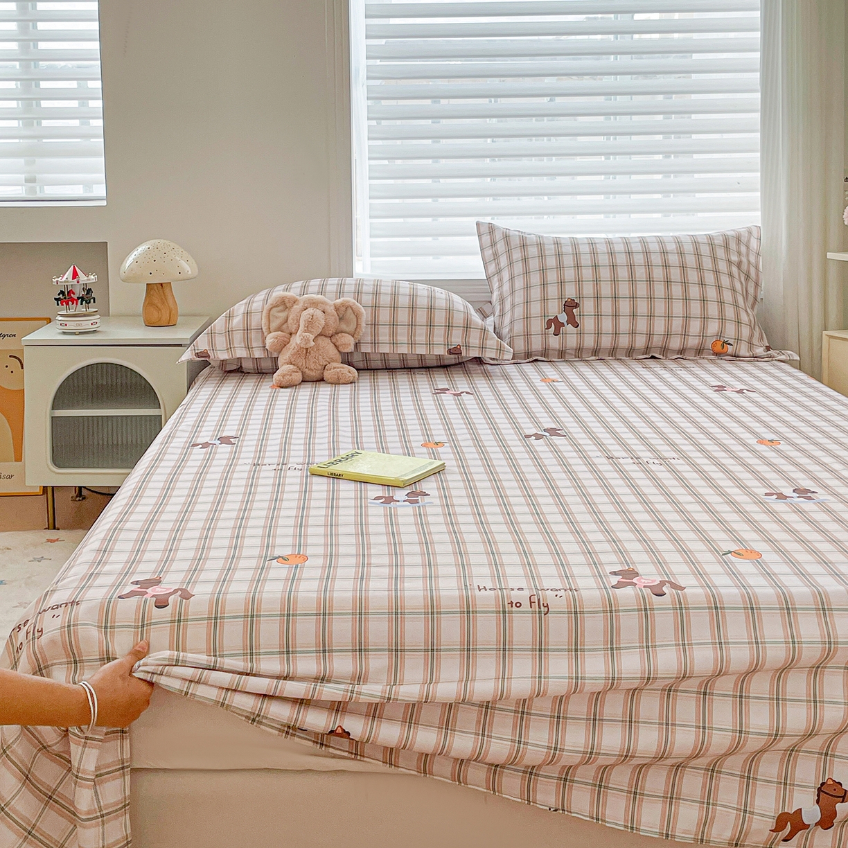 91家纺网 家纺一手货源 找家纺 纽缦家纺 2026新款舒适透气细沙卡通印花老粗布床单凉席席子 小木马-咖