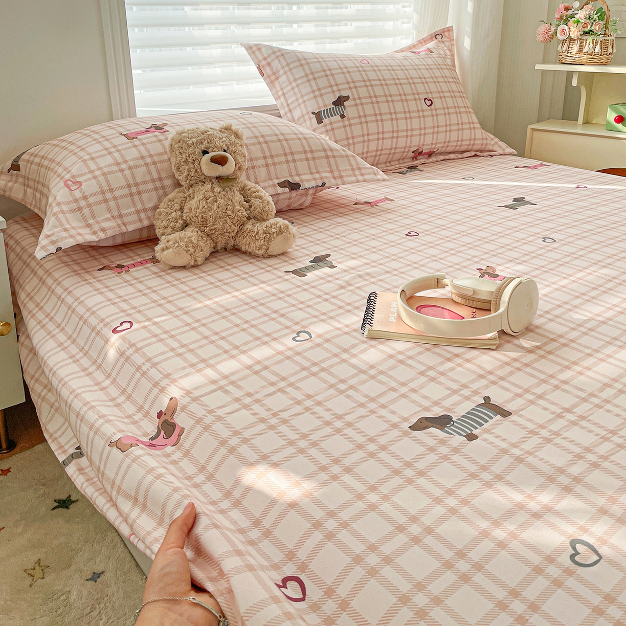 91家纺网 家纺一手货源 找家纺 纽缦家纺 2026新款舒适透气细沙卡通印花老粗布床单凉席席子 英伦小狗-粉