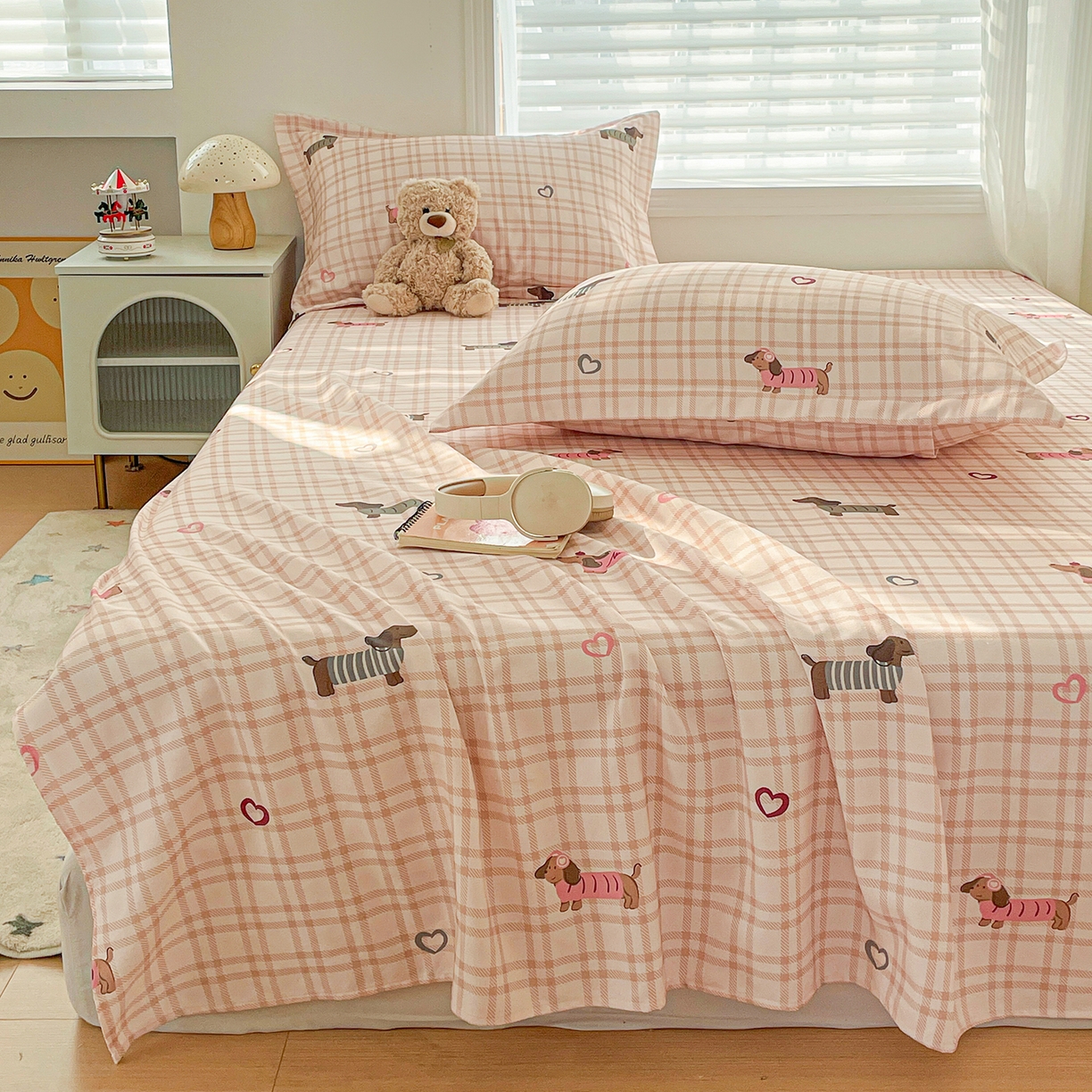 91家纺网 家纺一手货源 找家纺 纽缦家纺 2026新款舒适透气细沙卡通印花老粗布床单凉席席子 英伦小狗-粉