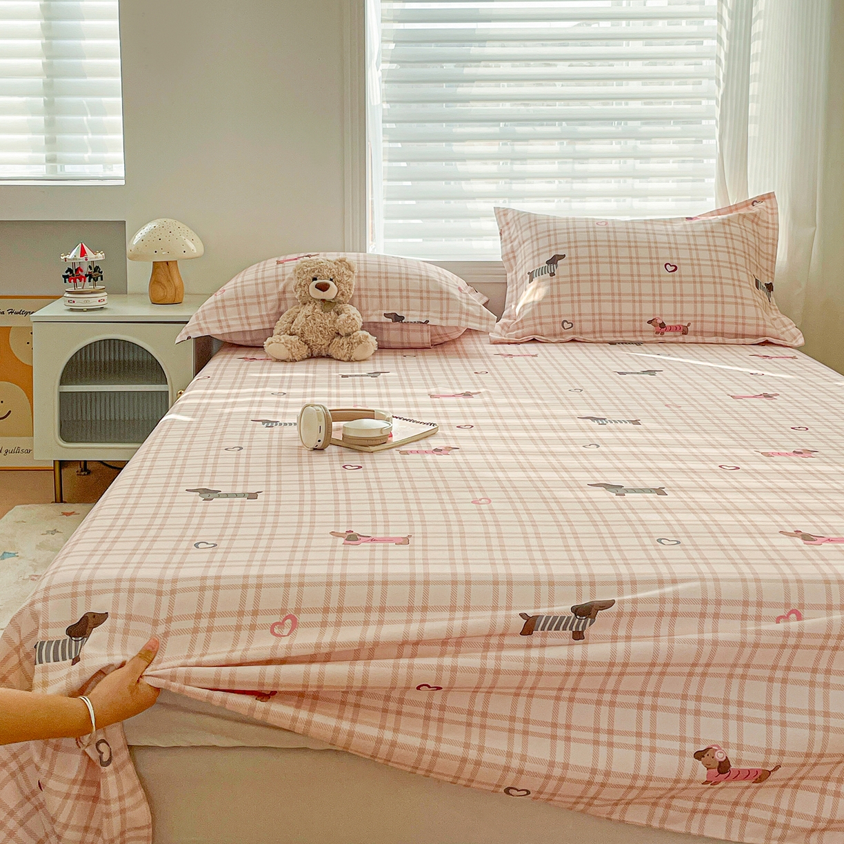 91家纺网 家纺一手货源 找家纺 纽缦家纺 2026新款舒适透气细沙卡通印花老粗布床单凉席席子 英伦小狗-粉