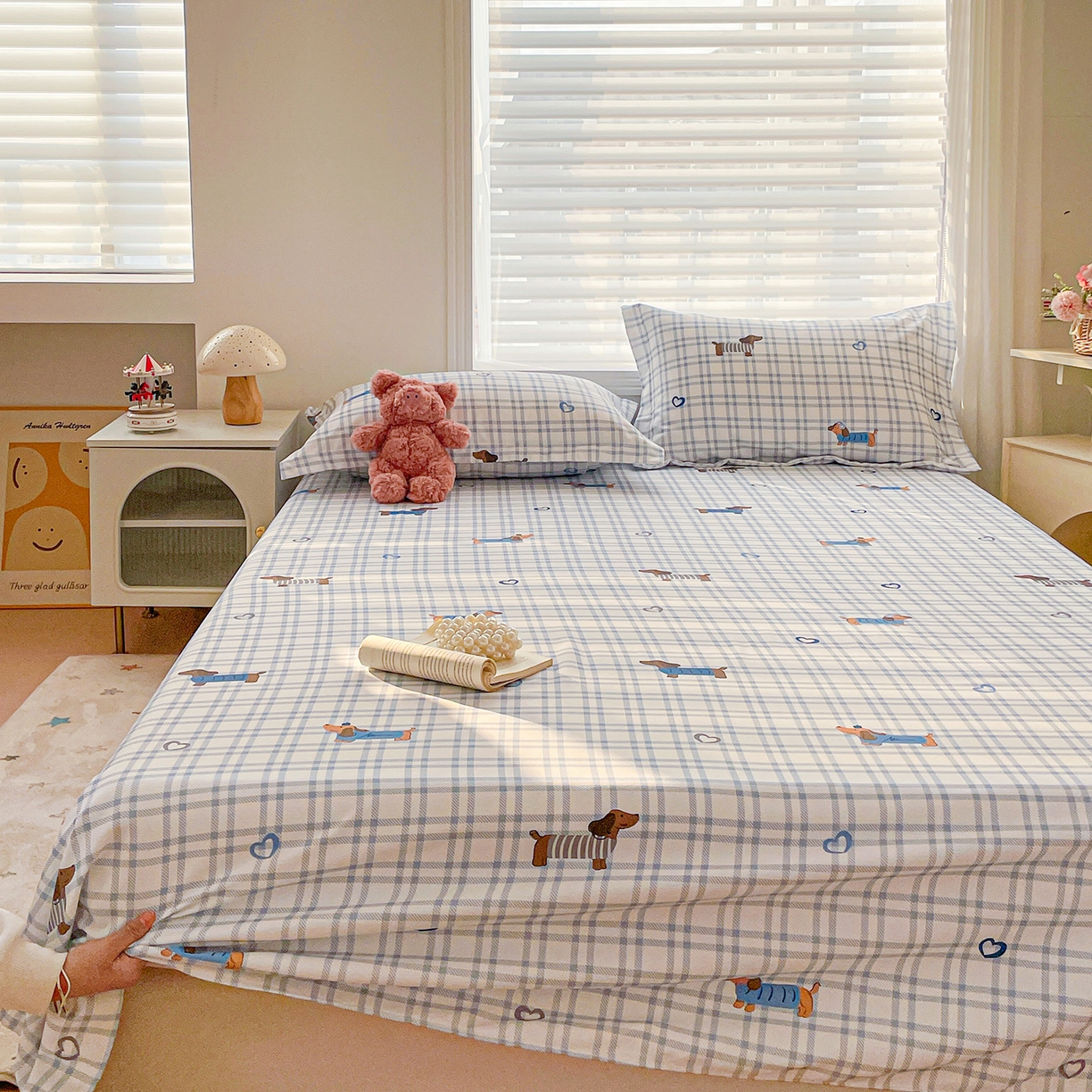 91家纺网 家纺一手货源 找家纺 纽缦家纺 2026新款舒适透气细沙卡通印花老粗布床单凉席席子 英伦小狗-蓝