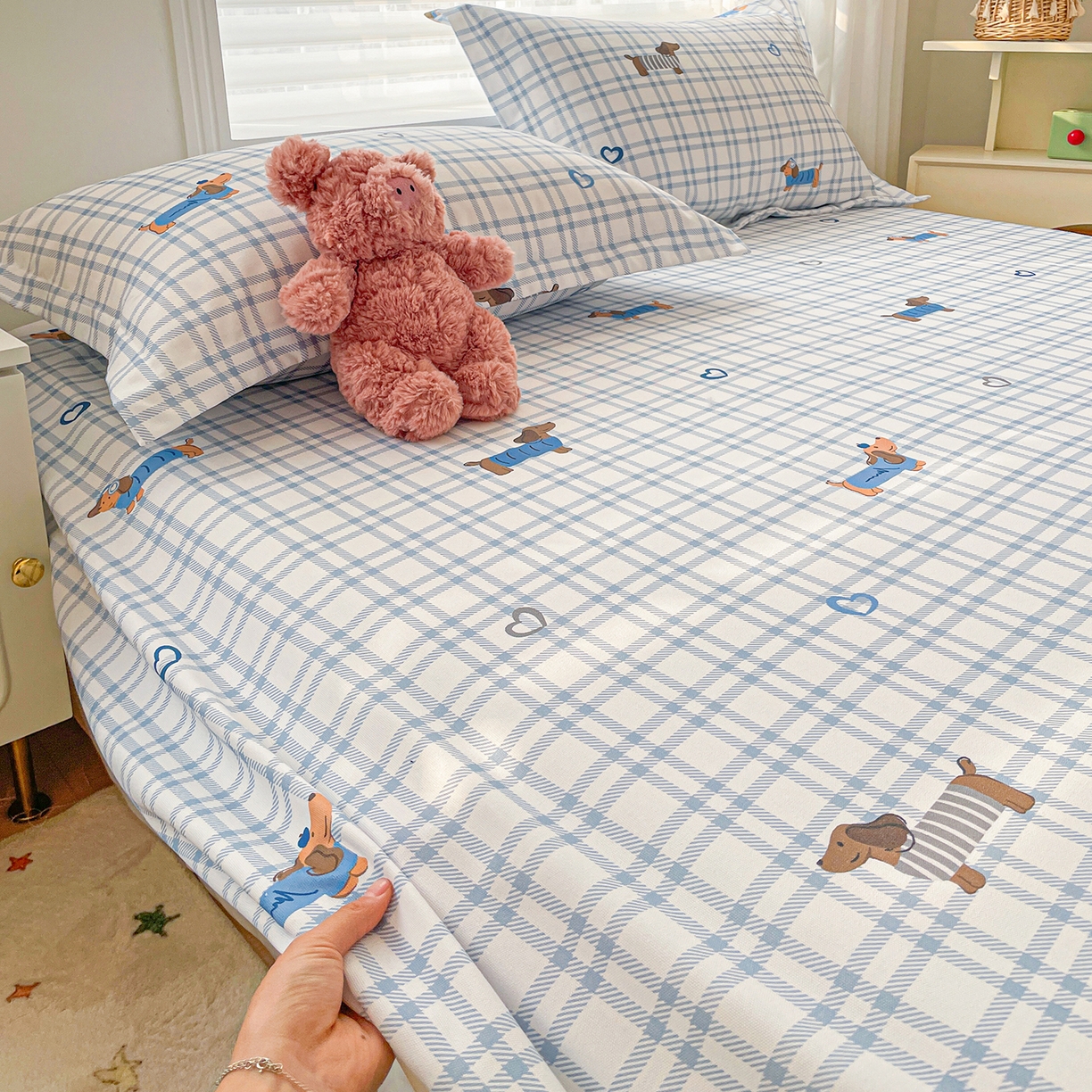 91家纺网 家纺一手货源 找家纺 纽缦家纺 2026新款舒适透气细沙卡通印花老粗布床单凉席席子 英伦小狗-蓝