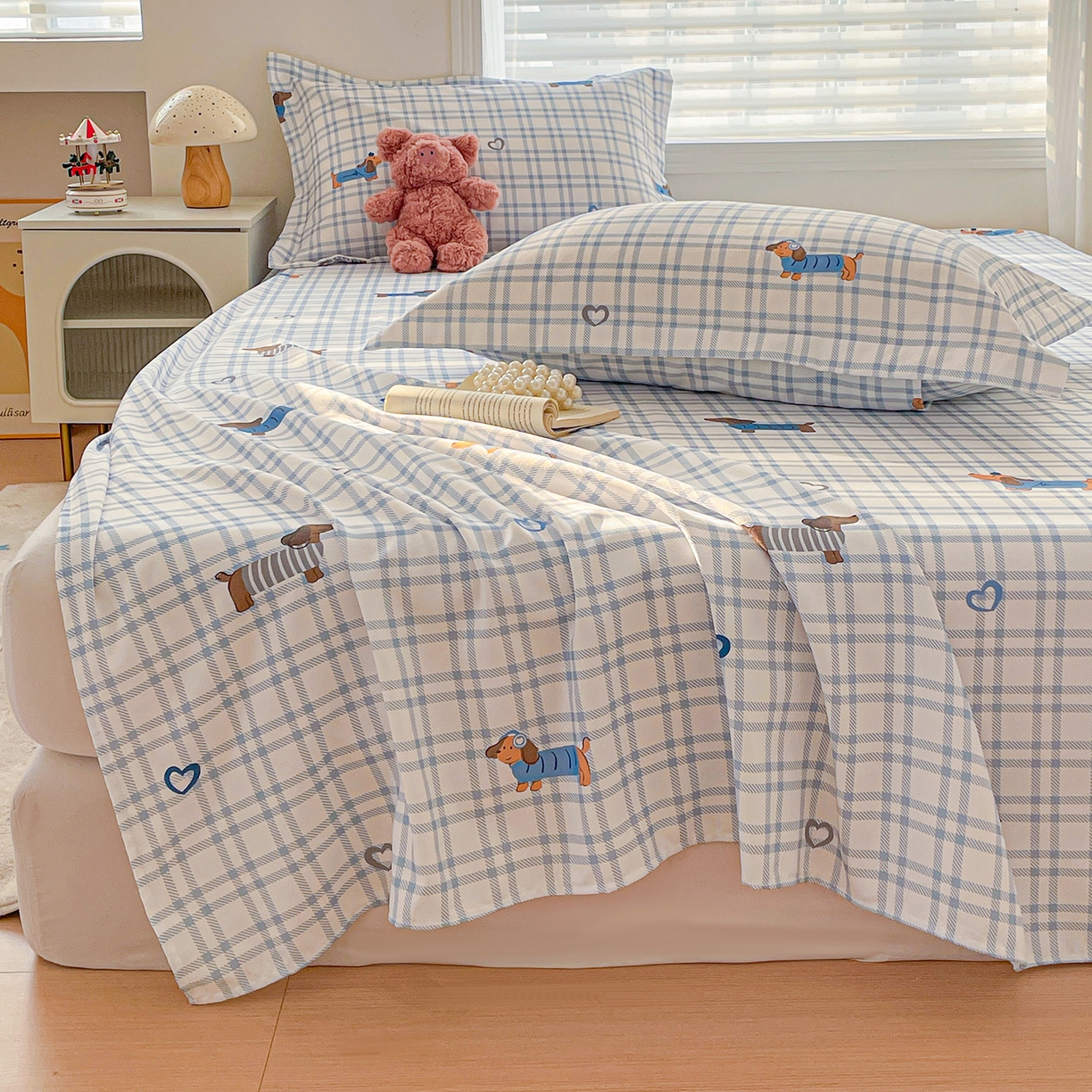 91家纺网 家纺一手货源 找家纺 纽缦家纺 2026新款舒适透气细沙卡通印花老粗布床单凉席席子 英伦小狗-蓝