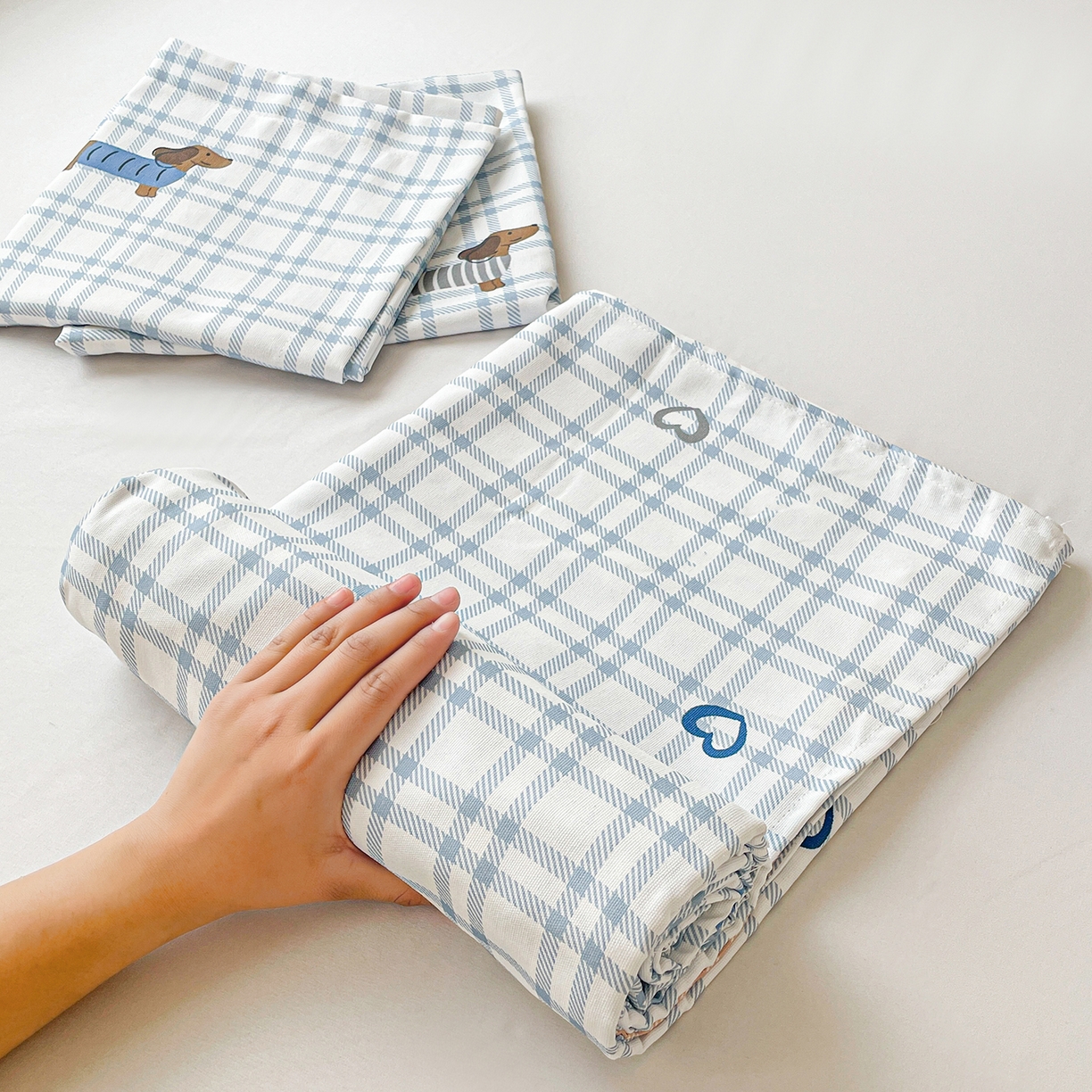 91家纺网 家纺一手货源 找家纺 纽缦家纺 2026新款舒适透气细沙卡通印花老粗布床单凉席席子 英伦小狗-蓝