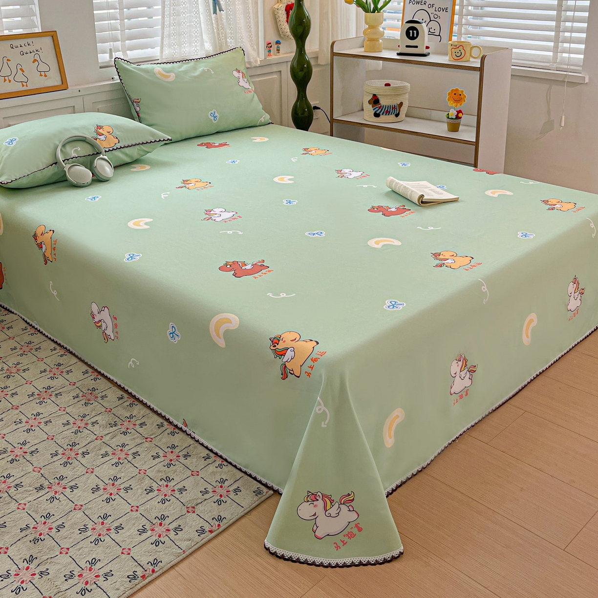 91家纺网 家纺一手货源 找家纺 纽缦家纺 2026新款舒适透气细沙卡通印花花边老粗布床单凉席席子 七彩小马-绿